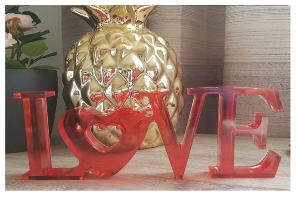 Schriftzug LOVE Rot
